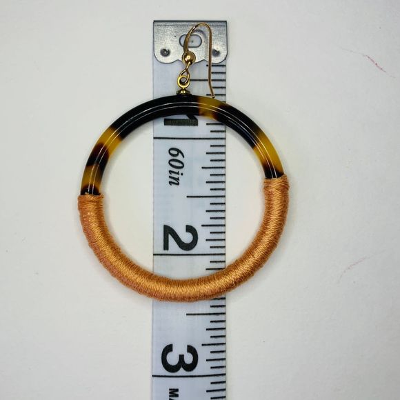 LISA AUGUST Vegan Tortoise Coral Hoop Earrings - Picture 4 of 4